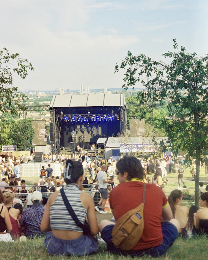 Pubblico sul prato davanti a un palco all'aperto