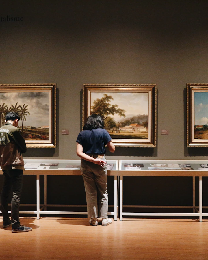 Visitatori davanti ai quadri di una galleria